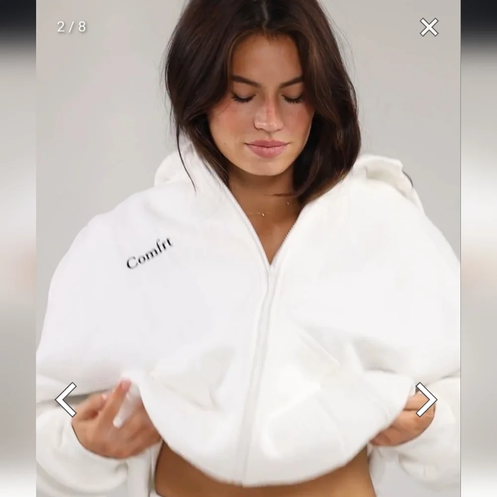 Oversized White Hoodie Sweatshirt with Relaxed Fit - Picture 4 of 5